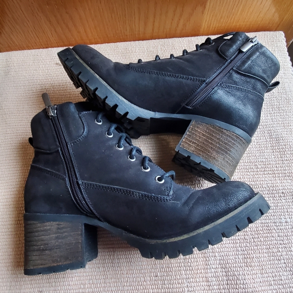 Women's lace up boots size 10